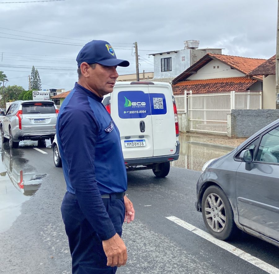 Chuva de quinze dias em poucas horas causa transtornos em Navegantes