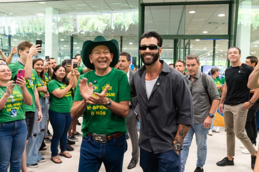 Gusttavo Lima pousa em Navegantes e é recebido em clima de festa por Luciano Hang