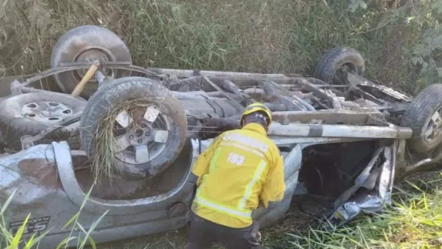 Capotamento de caminhonete mata jovem na BR-470, em Navegantes